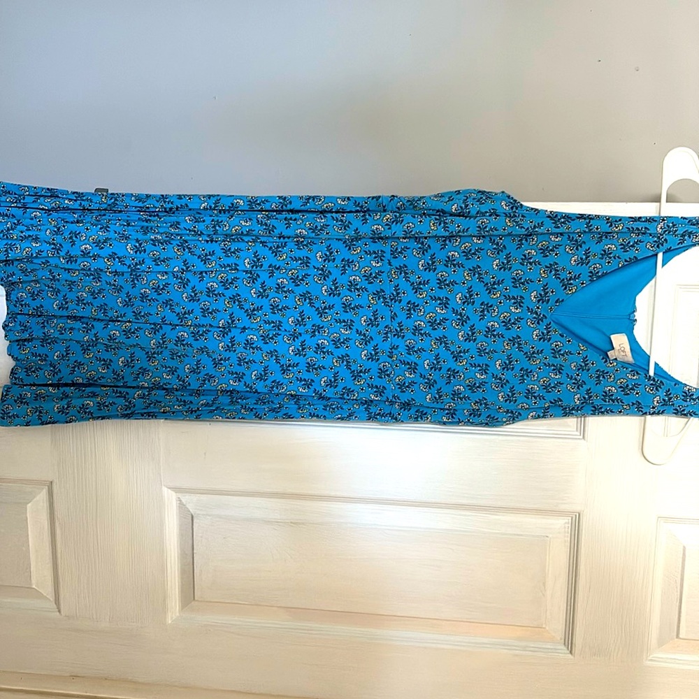 Women’s sleeveless V-neck dress. Rayon/polyester/spandex blend. Never worn.